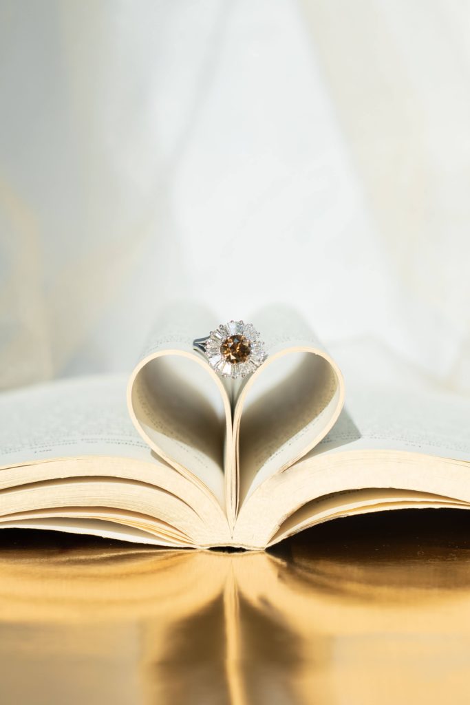 DiRoka Jewel - Ring on Book Heart